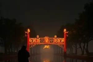 雾中灯塔 塔顶俯瞰礁石 长镜头封面